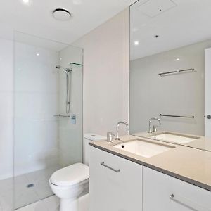 Three bedroom Three Bathroom Level 3 City View Urban Spa Apartment